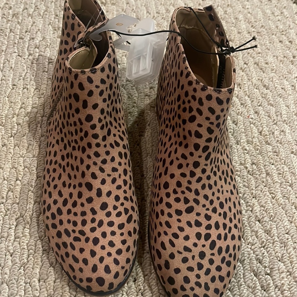 New size 5 girls cat and Jack leopard print ankle boots